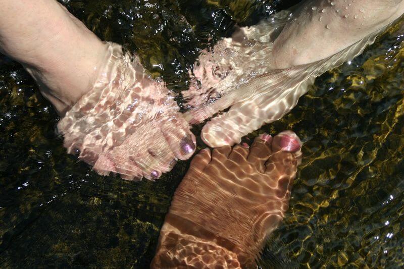 soaking feet in water can alleviate foot pain